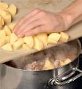 грудинка, тушкована з капустою і картоплею 