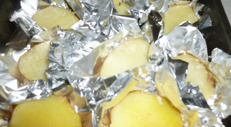  КАРТОПЛЯ ЗАПЕЧЕНИЙ У фользі з шинкою І СИРОМ 