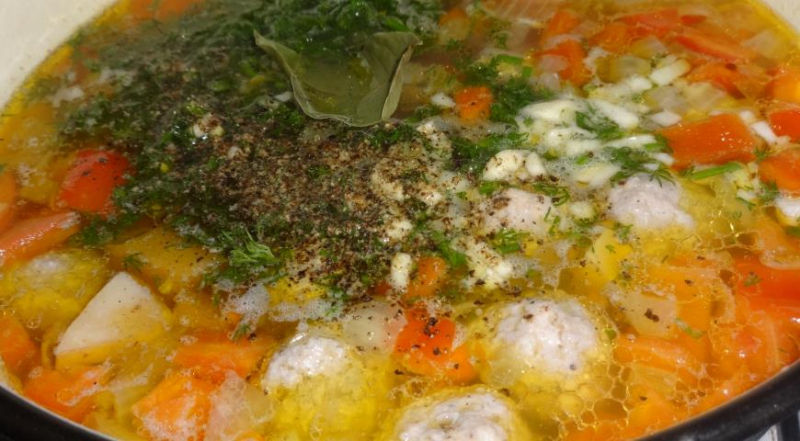 Овочевий суп з фрикадельками