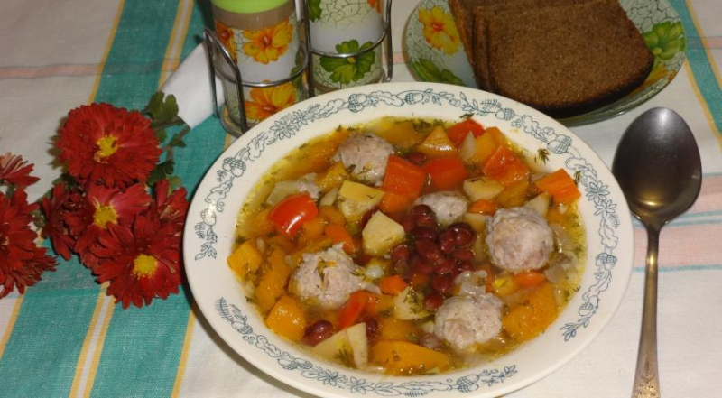  Овочевий суп з фрикадельками 