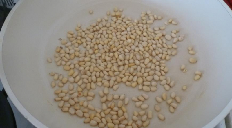 РУЛЕТИ З БУРЯКА з маслинами і кедровими горішками