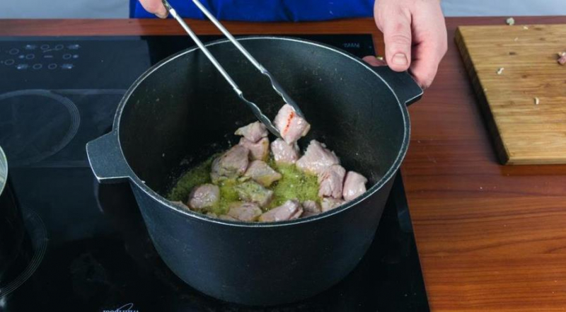 ТУШКОВАНА СВИНИНА ПО-нормандського